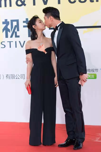 李小萌與老公高調秀恩愛，同穿黑衣像情侶裝，摟腰親親看著好甜蜜