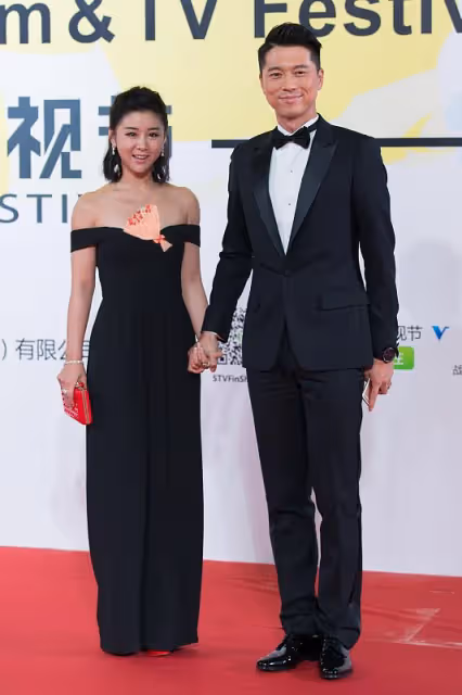 李小萌與老公高調秀恩愛,同穿黑衣像情侶裝,摟腰親親看著好甜蜜