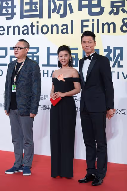 李小萌與老公高調秀恩愛,同穿黑衣像情侶裝,摟腰親親看著好甜蜜