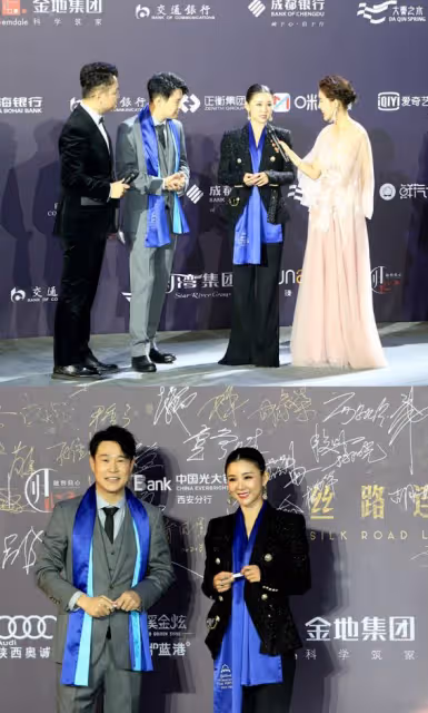李小萌與老公高調秀恩愛,同穿黑衣像情侶裝,摟腰親親看著好甜蜜