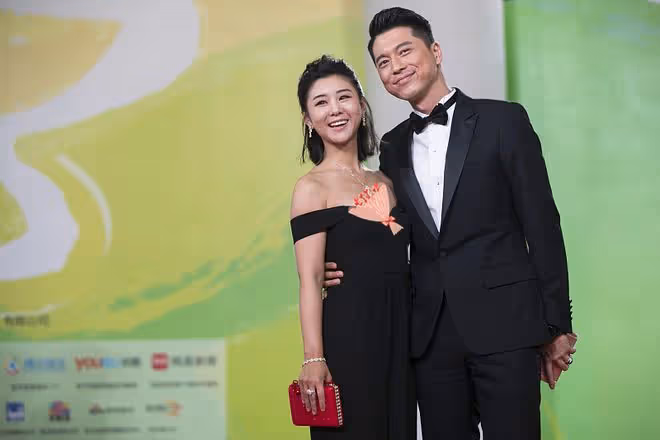 李小萌與老公高調秀恩愛,同穿黑衣像情侶裝,摟腰親親看著好甜蜜