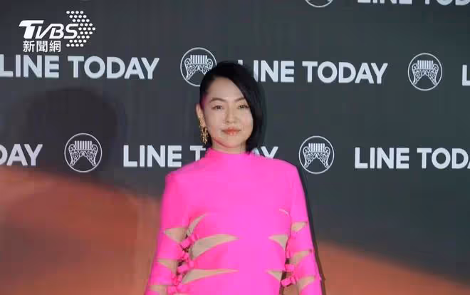 小S為博眼球也真拼!穿玫紅套裝點亮紅毯,兩側全剪像五花肉