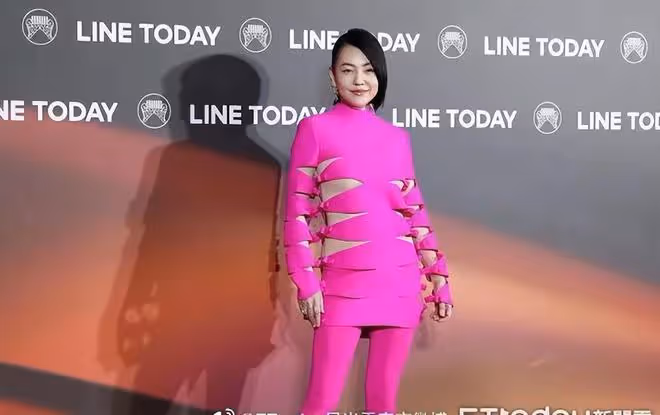 小S為博眼球也真拼!穿玫紅套裝點亮紅毯,兩側全剪像五花肉