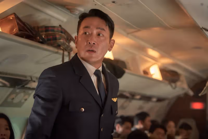 河正宇重現真實劫機事件　3萬英呎高空對決黑化呂珍九