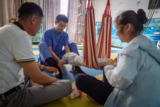 男嬰「活不了幾天」，倔強外婆不放棄跑醫院千餘次，如今奇蹟出現