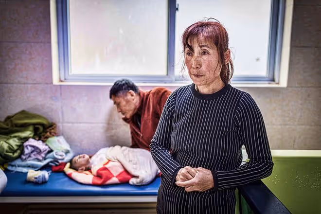 男嬰「活不了幾天」，倔強外婆不放棄跑醫院千餘次，如今奇蹟出現