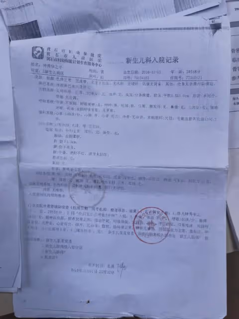 男嬰「活不了幾天」，倔強外婆不放棄跑醫院千餘次，如今奇蹟出現