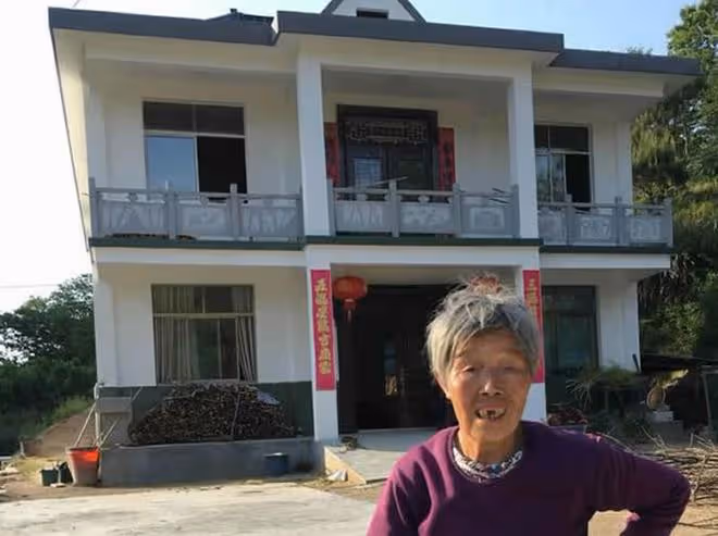 1992年,農婦收養被棄6次的女嬰,25年後,女兒回報兩層別墅