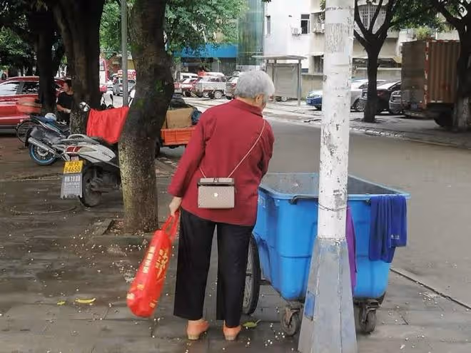 1992年,農婦收養被棄6次的女嬰,25年後,女兒回報兩層別墅