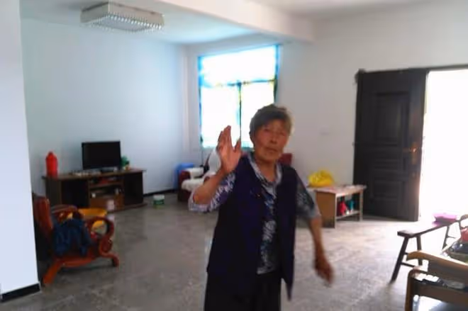 1992年,農婦收養被棄6次的女嬰,25年後,女兒回報兩層別墅