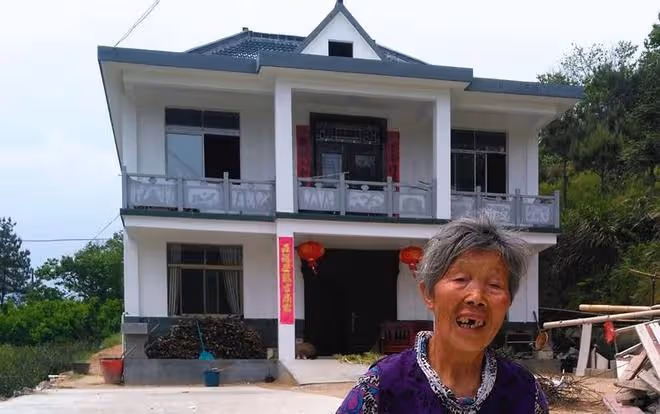 1992年,農婦收養被棄6次的女嬰,25年後,女兒回報兩層別墅