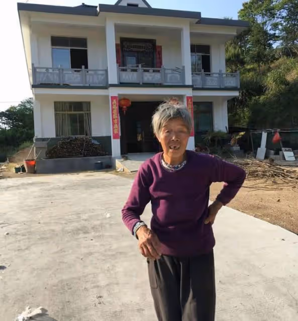1992年,農婦收養被棄6次的女嬰,25年後,女兒回報兩層別墅