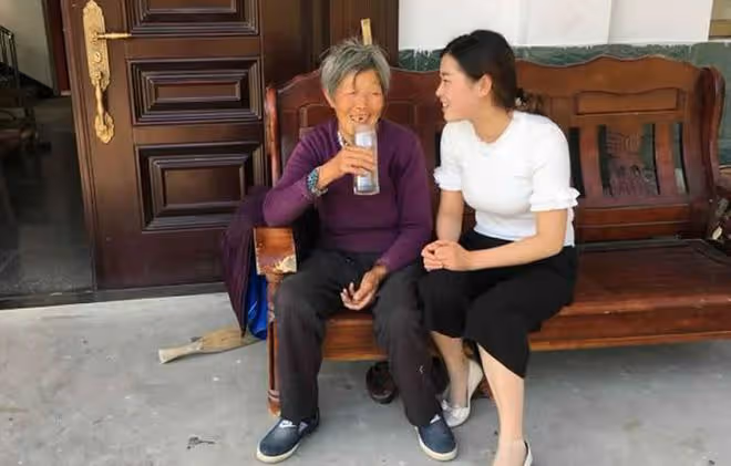 1992年,農婦收養被棄6次的女嬰,25年後,女兒回報兩層別墅