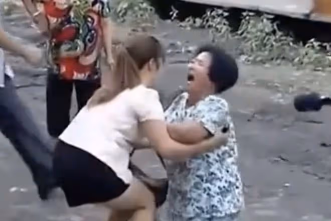 回顧:丈夫婚內出軌,小三懷孕6個月,妻子爆發,雙方大打出手
