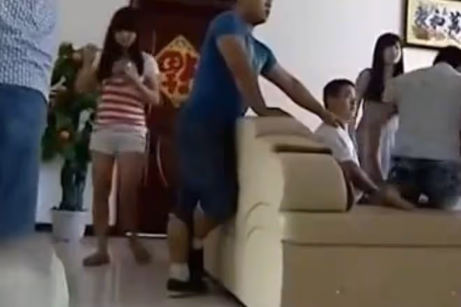 回顧:丈夫婚內出軌,小三懷孕6個月,妻子爆發,雙方大打出手