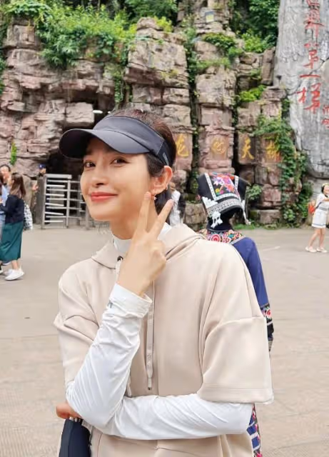 李冰冰張家界陪父母遊玩,國際影后展家庭溫情,孝順之舉獲贊