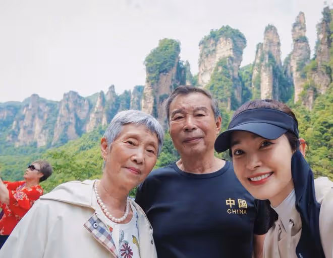 李冰冰張家界陪父母遊玩,國際影后展家庭溫情,孝順之舉獲贊