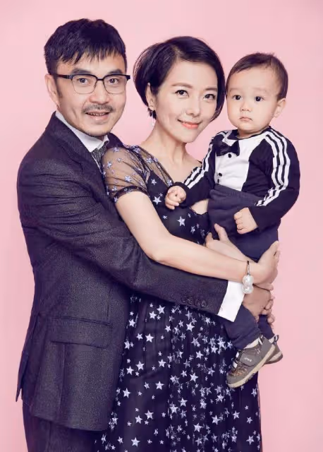 汪涵有二胎了?楊樂樂曬娃稱「孩子們」,粉色小梳妝檯搶鏡