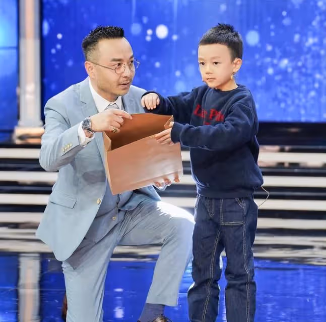 汪涵有二胎了?楊樂樂曬娃稱「孩子們」,粉色小梳妝檯搶鏡