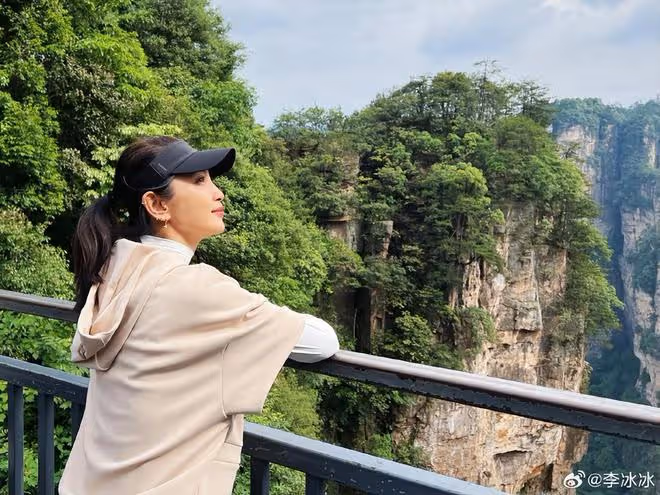 51歲李冰冰帶八旬父母游張家界,二老精神抖擻,冰冰顏值超凍齡