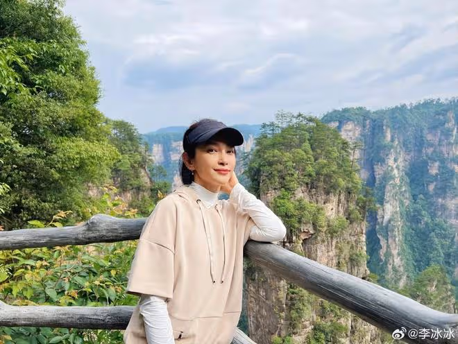 51歲李冰冰帶八旬父母游張家界,二老精神抖擻,冰冰顏值超凍齡