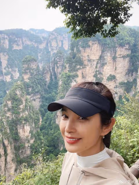 51歲李冰冰帶八旬父母游張家界,二老精神抖擻,冰冰顏值超凍齡