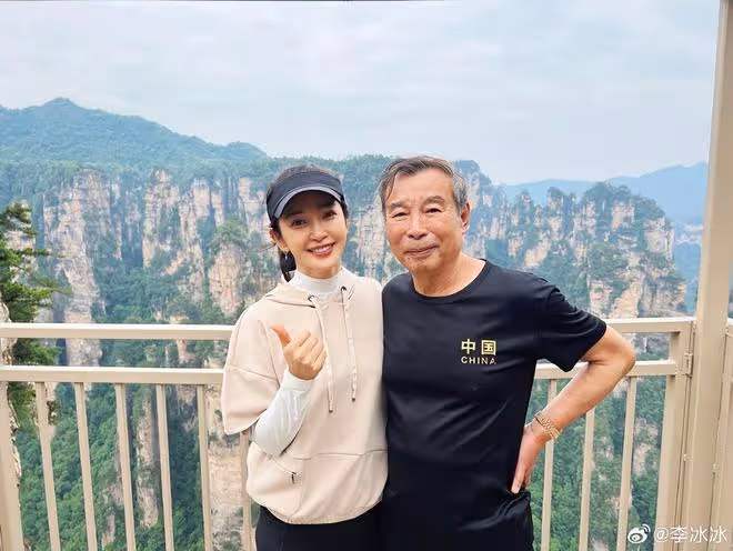 51歲李冰冰帶八旬父母游張家界,二老精神抖擻,冰冰顏值超凍齡