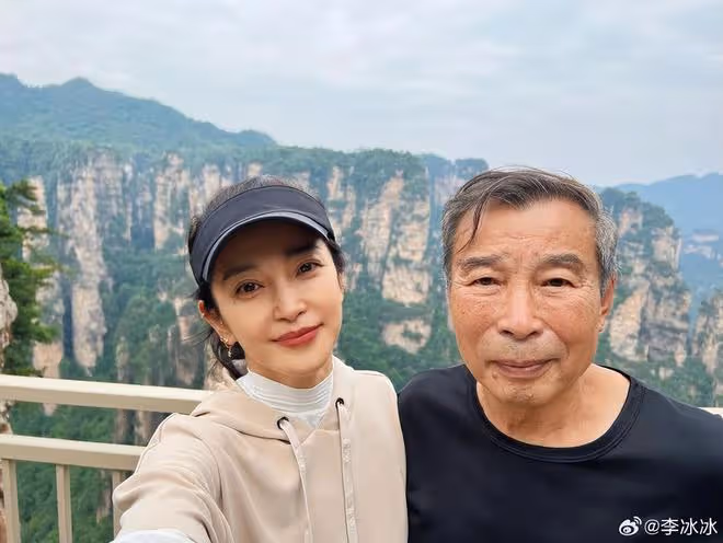 51歲李冰冰帶八旬父母游張家界,二老精神抖擻,冰冰顏值超凍齡