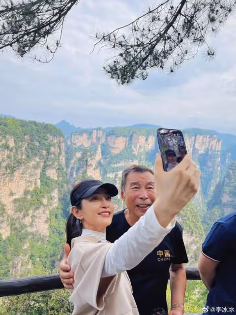 51歲李冰冰帶八旬父母游張家界,二老精神抖擻,冰冰顏值超凍齡