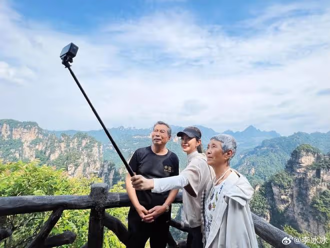 51歲李冰冰帶八旬父母游張家界,二老精神抖擻,冰冰顏值超凍齡