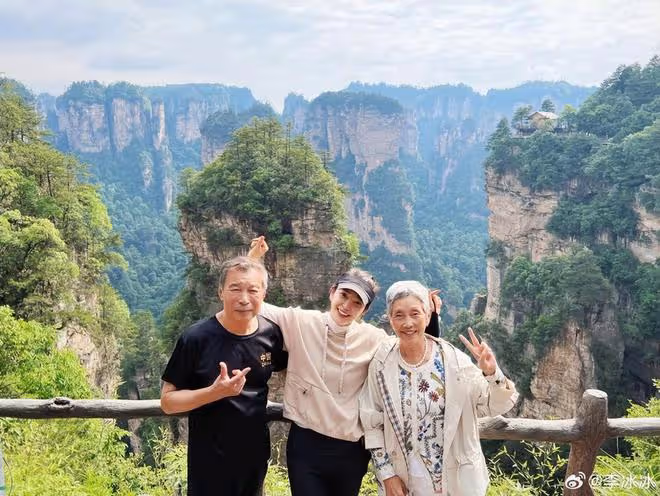 51歲李冰冰帶八旬父母游張家界,二老精神抖擻,冰冰顏值超凍齡