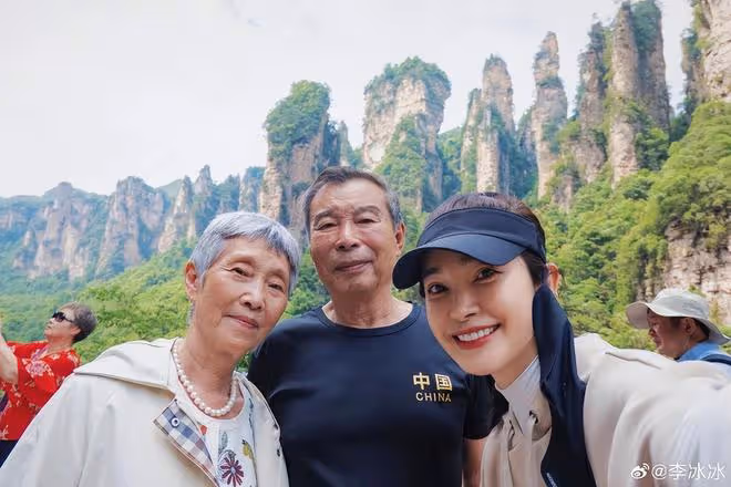 51歲李冰冰帶八旬父母游張家界,二老精神抖擻,冰冰顏值超凍齡