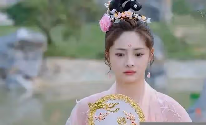 被丑脖子拖累的6位明星，明明有張美人臉，一看脖子全「毀」了