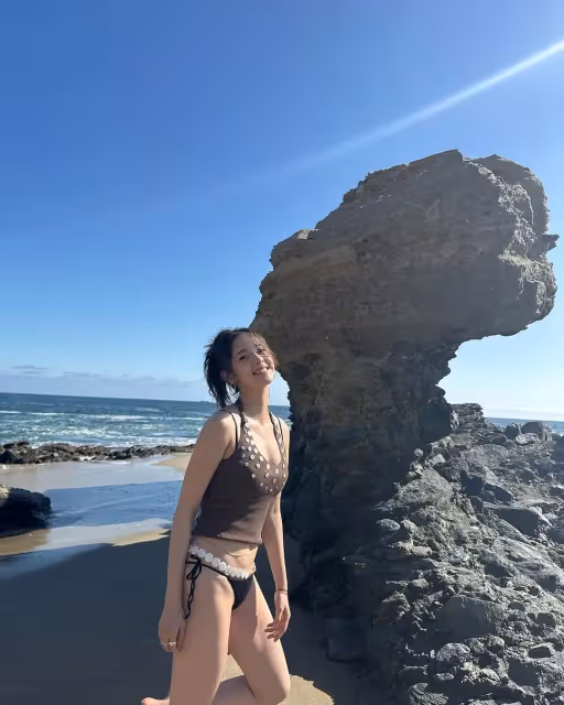 歐陽娜娜交完「祖國作業」大解放　變身「歐陽辣辣」曬長腿泳裝照