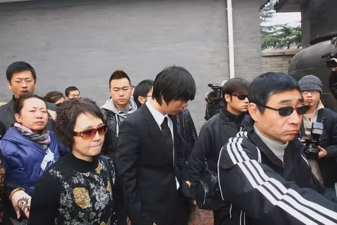 又一歌手跳樓去世!新婚不到100天自殺,跳樓前將30萬交給母親