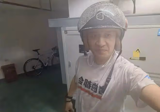 張雪峰稱被淋個透心涼,摔了個馬大哈,網友評:保重身體有的忙了