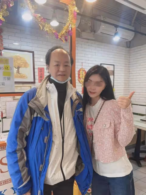 77歲狄龍被偶遇,穿百元外套被雨淋濕,晚年脫髮,拮据生活疑曝光