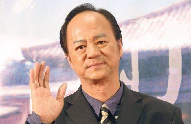 77歲狄龍被偶遇,穿百元外套被雨淋濕,晚年脫髮,拮据生活疑曝光