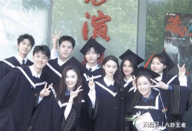 孫儷妹妹北電畢業照!在俊男美女中長相很普通,還是不要當演員了