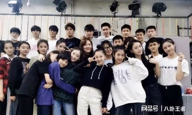 孫儷妹妹北電畢業照!在俊男美女中長相很普通,還是不要當演員了