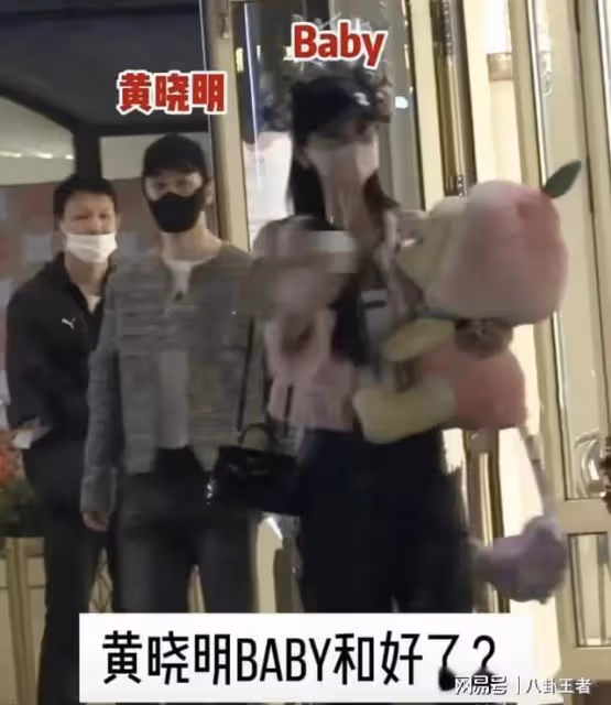 可怕!黃曉明拍戲葉柯探班,穿露臍裝身材曼妙,私下黏人緊盯教主