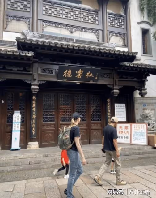身高暴擊!撒貝寧一家游南京,李白腰線高,撒貝寧穿增高鞋都沒用