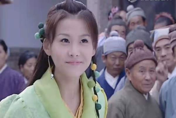 迫於壓力整容,清冷美人面目全非,35歲回頭演女配,臉上毫無表情