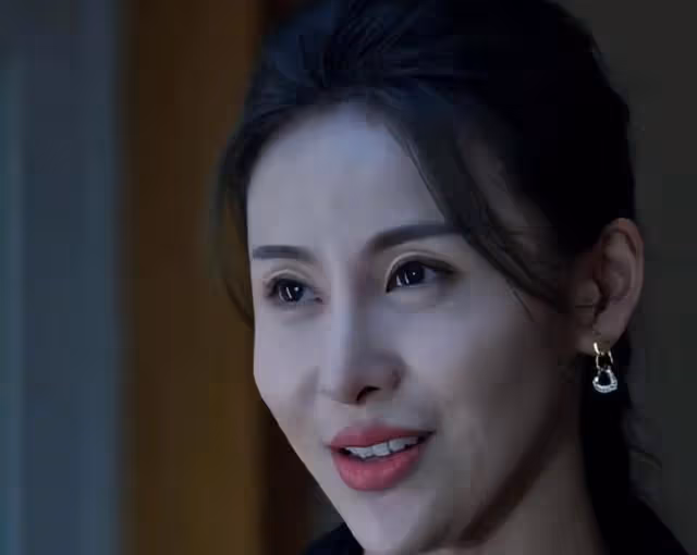 迫於壓力整容,清冷美人面目全非,35歲回頭演女配,臉上毫無表情