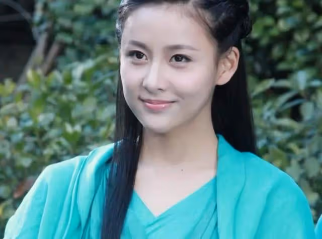 迫於壓力整容,清冷美人面目全非,35歲回頭演女配,臉上毫無表情