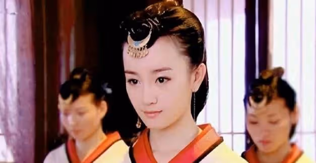 迫於壓力整容,清冷美人面目全非,35歲回頭演女配,臉上毫無表情