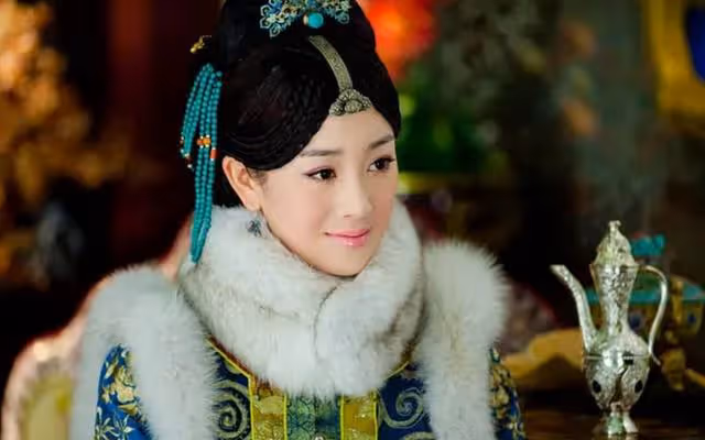 迫於壓力整容,清冷美人面目全非,35歲回頭演女配,臉上毫無表情