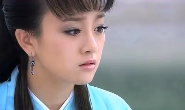 迫於壓力整容,清冷美人面目全非,35歲回頭演女配,臉上毫無表情