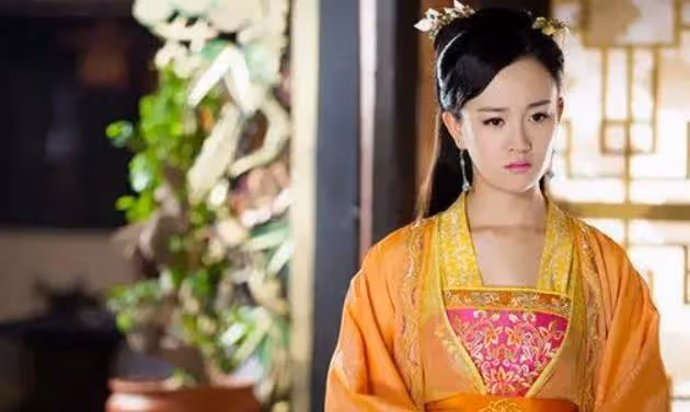 迫於壓力整容,清冷美人面目全非,35歲回頭演女配,臉上毫無表情