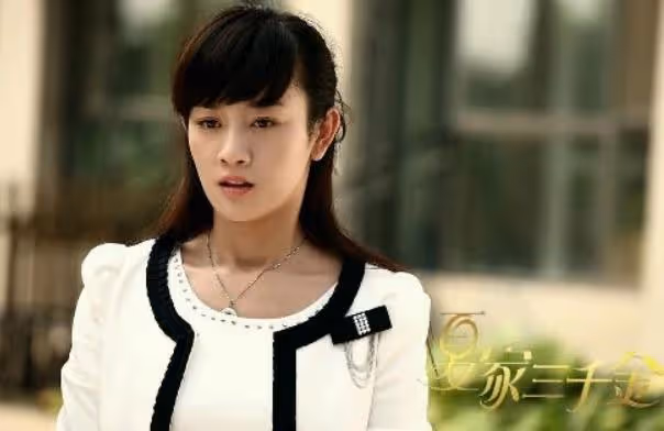 迫於壓力整容,清冷美人面目全非,35歲回頭演女配,臉上毫無表情